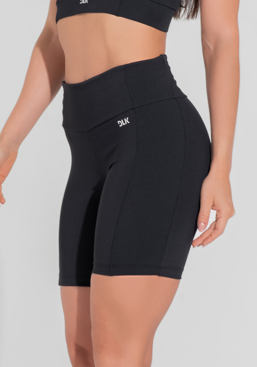 Bermuda Fitness Feminina Com Bolso No Cós E Detalhe Canelado Motion Lines Dlk Preto