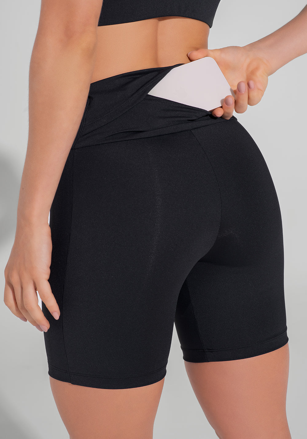 Bermuda Fitness Feminina Com Bolso No Cós E Detalhe Canelado Motion Lines Dlk Preto