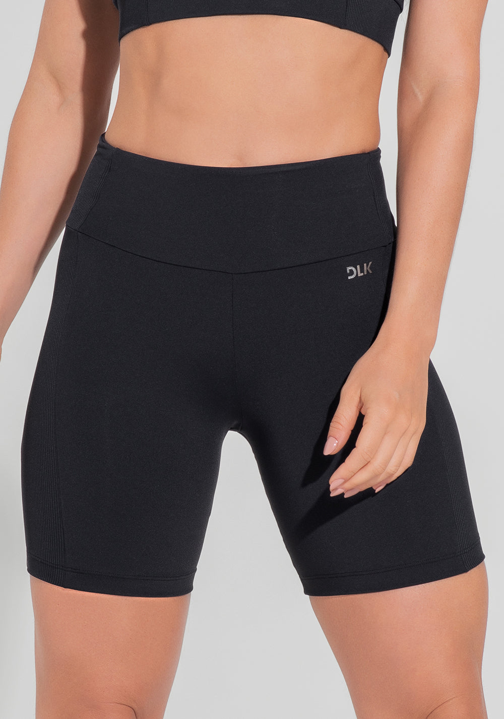 Bermuda Fitness Feminina Com Bolso No Cós E Detalhe Canelado Motion Lines Dlk Preto