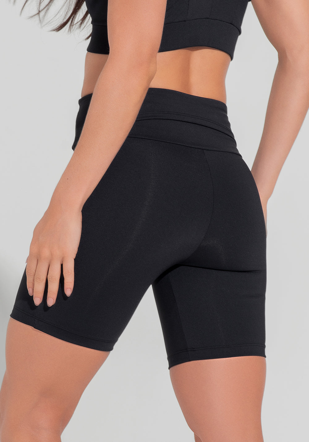 Bermuda Fitness Feminina Com Bolso No Cós E Detalhe Canelado Motion Lines Dlk Preto
