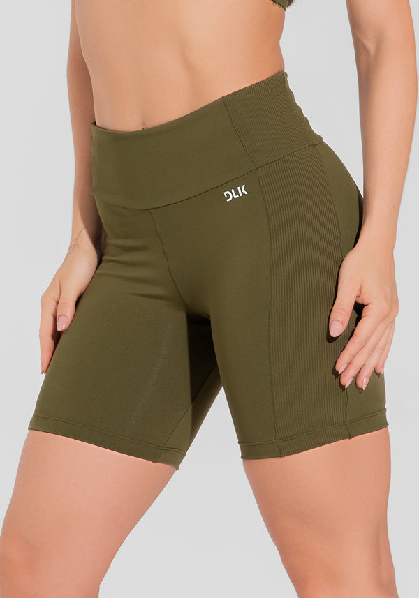 Bermuda Fitness Feminina Com Bolso No Cós E Detalhe Canelado Motion Lines Dlk Verde Oliva