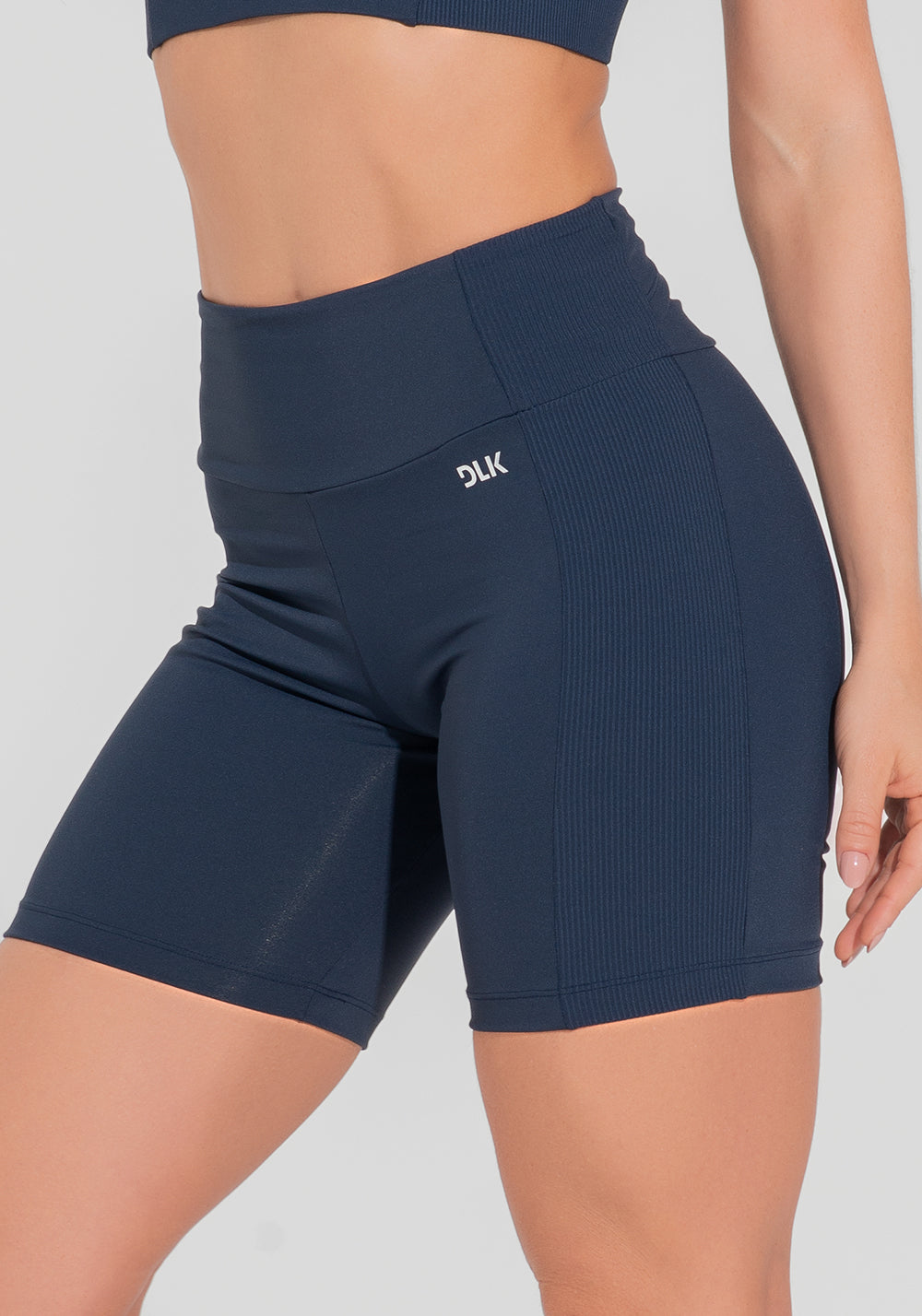 Bermuda Fitness Feminina Com Bolso No Cós E Detalhe Canelado Motion Lines Dlk Azul Marinho