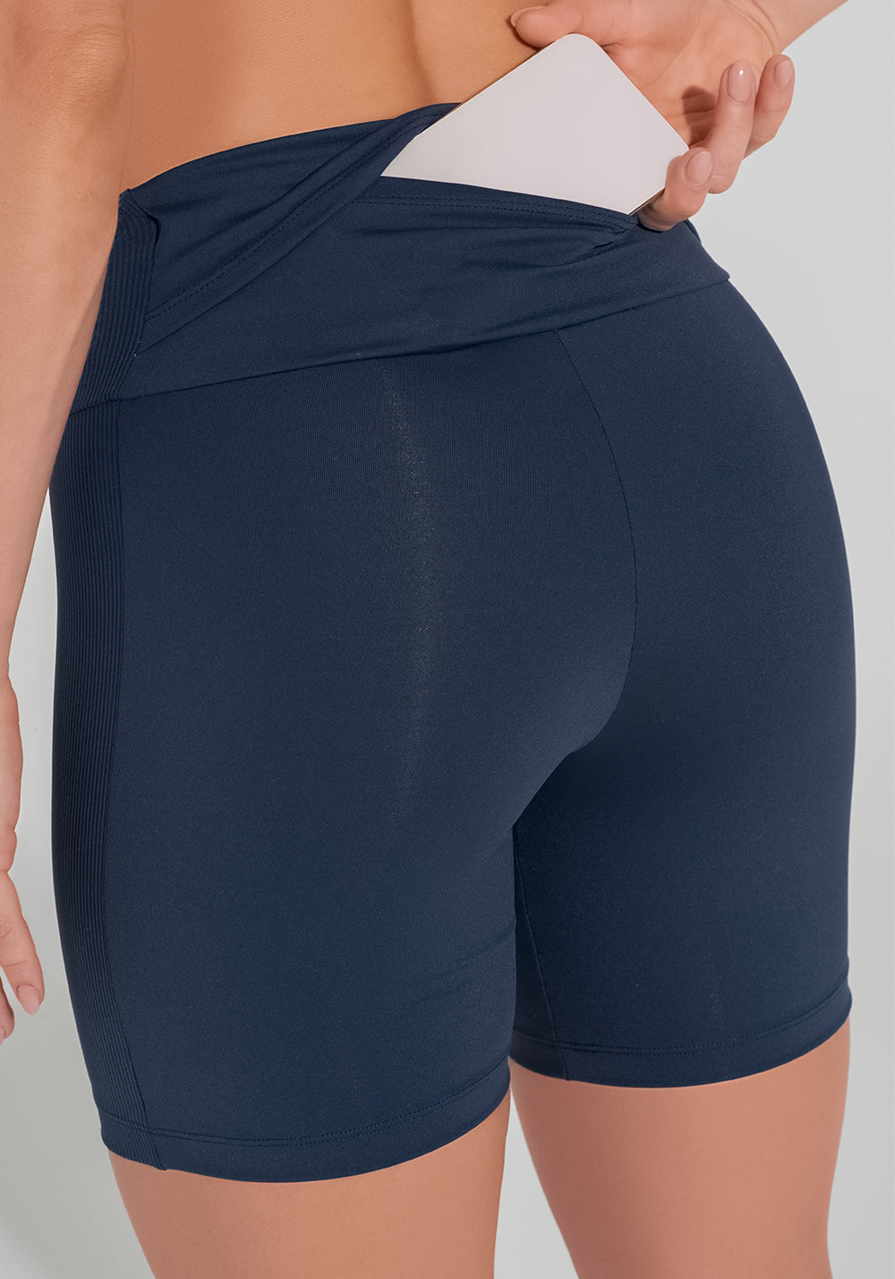 Bermuda Fitness Feminina Com Bolso No Cós E Detalhe Canelado Motion Lines Dlk Azul Marinho