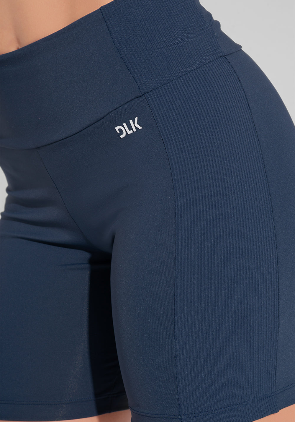 Bermuda Fitness Feminina Com Bolso No Cós E Detalhe Canelado Motion Lines Dlk Azul Marinho