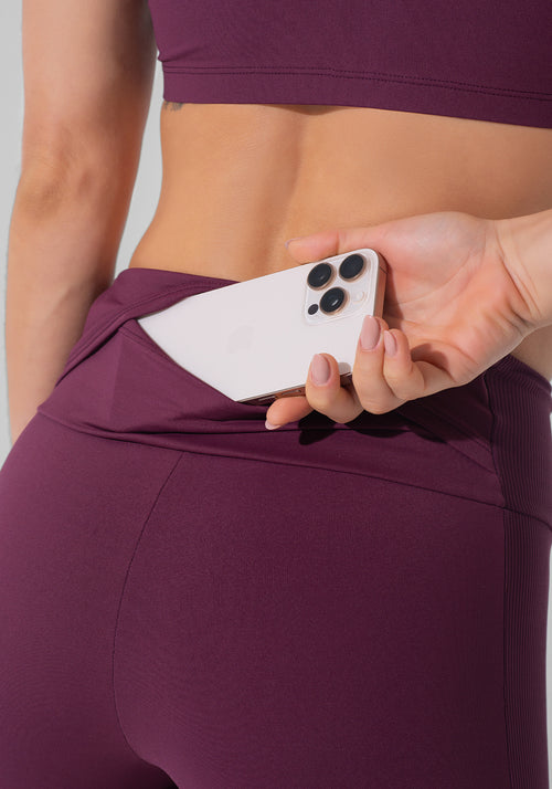Bermuda Fitness Feminina Com Bolso No Cós E Detalhe Canelado Motion Lines Dlk Vinho