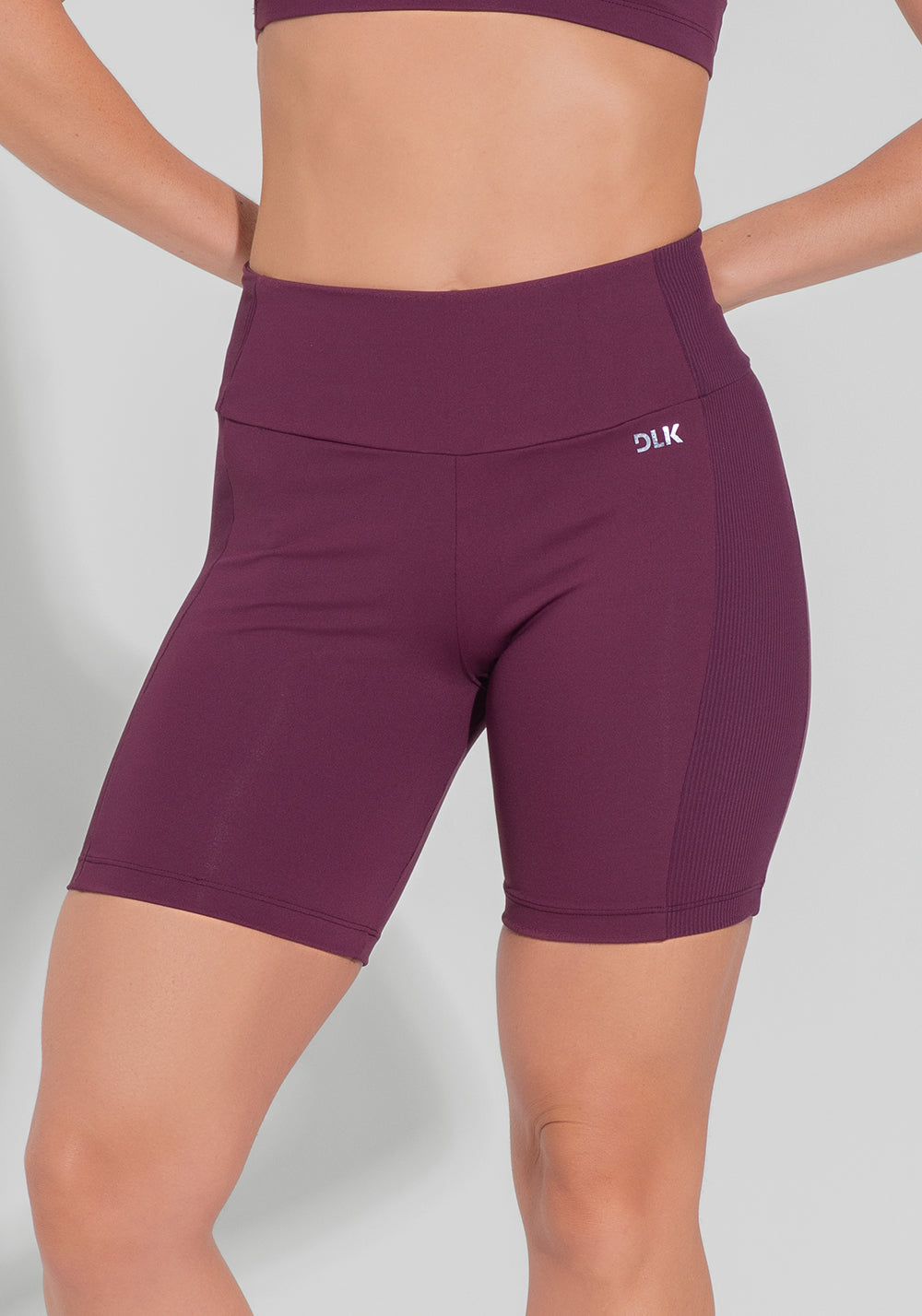Bermuda Fitness Feminina Com Bolso No Cós E Detalhe Canelado Motion Lines Dlk Vinho