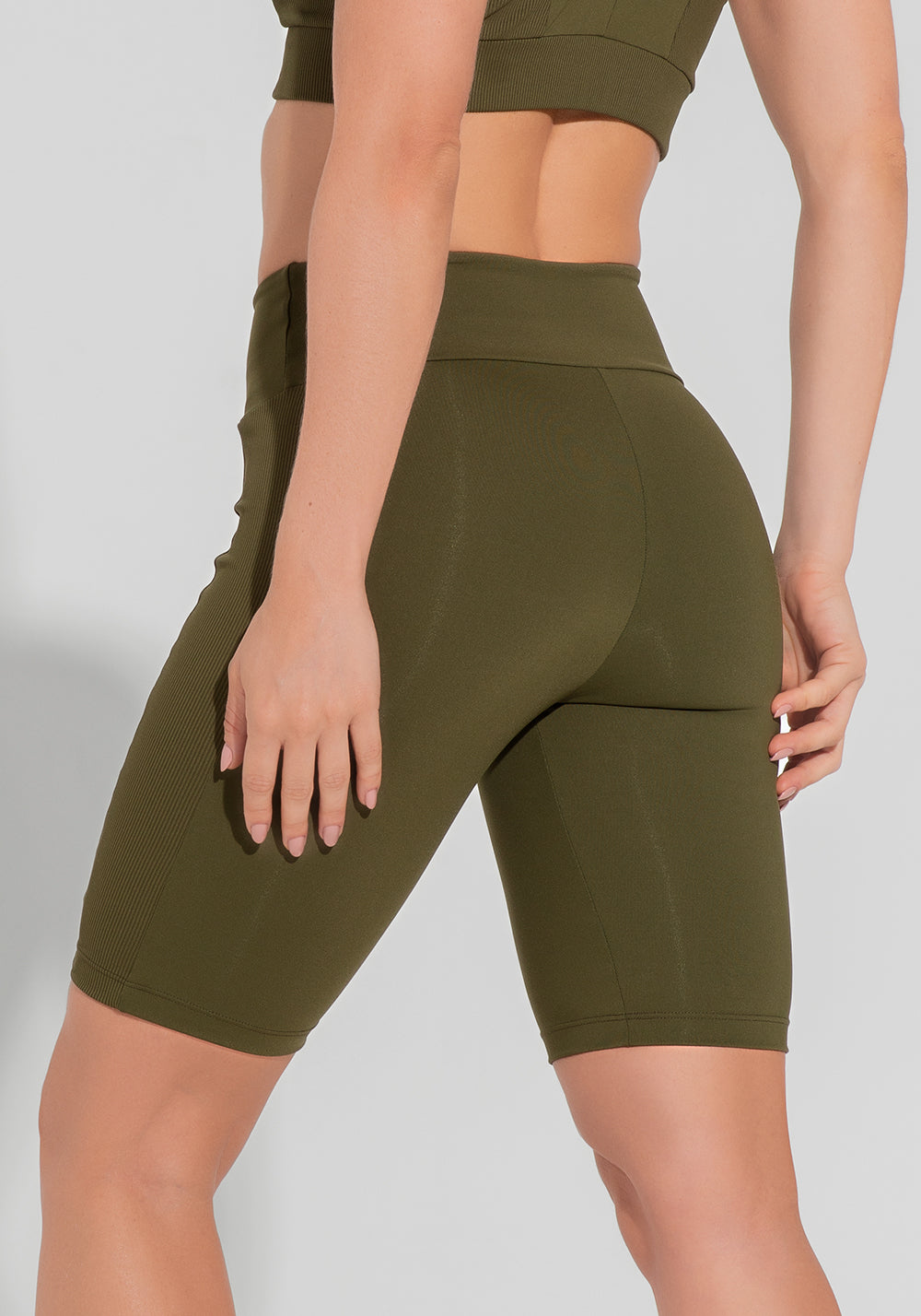 Bermuda Fitness Feminina Com Detalhe Canelado Motion Lines Dlk Verde Oliva