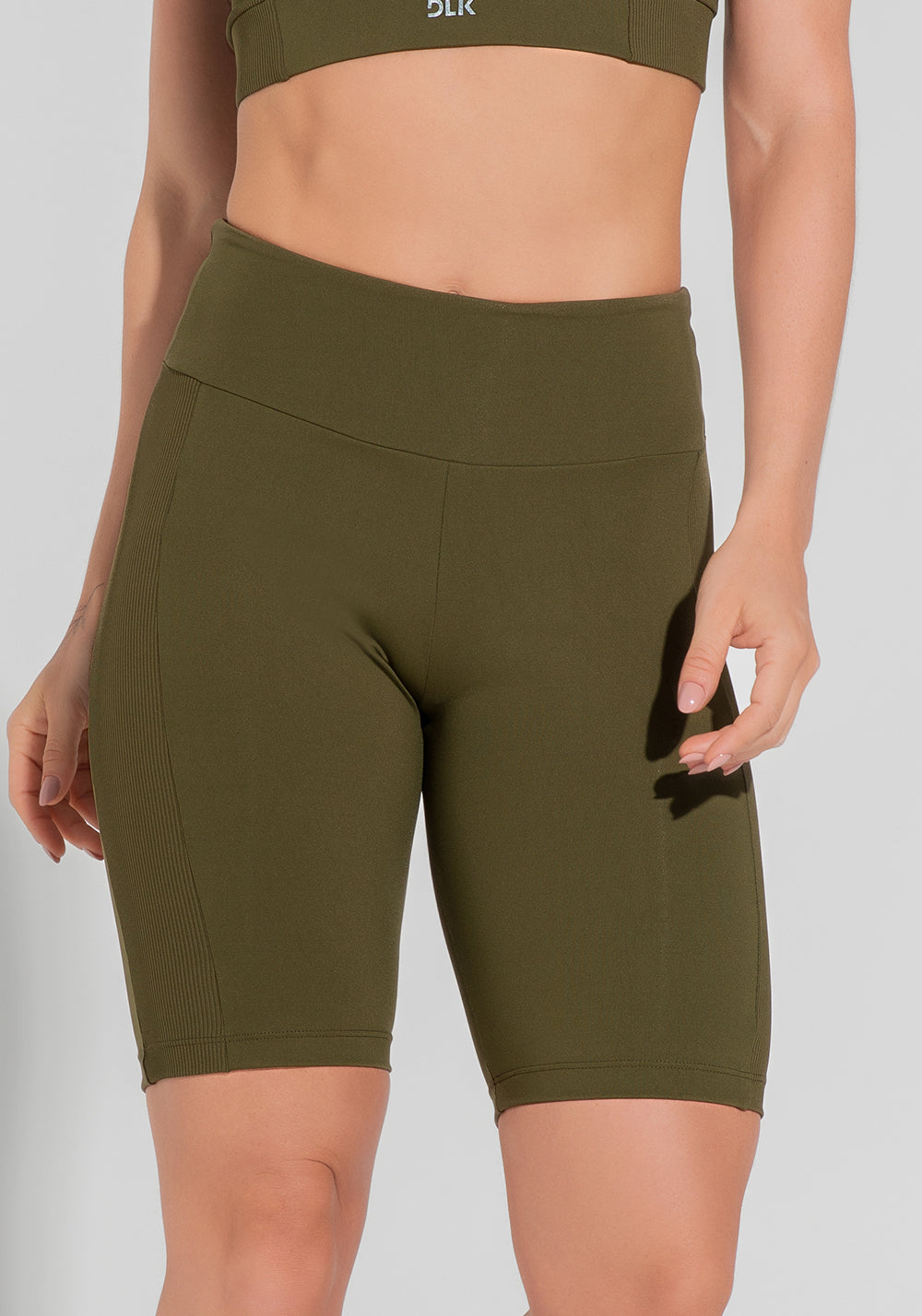 Bermuda Fitness Feminina Com Detalhe Canelado Motion Lines Dlk Verde Oliva