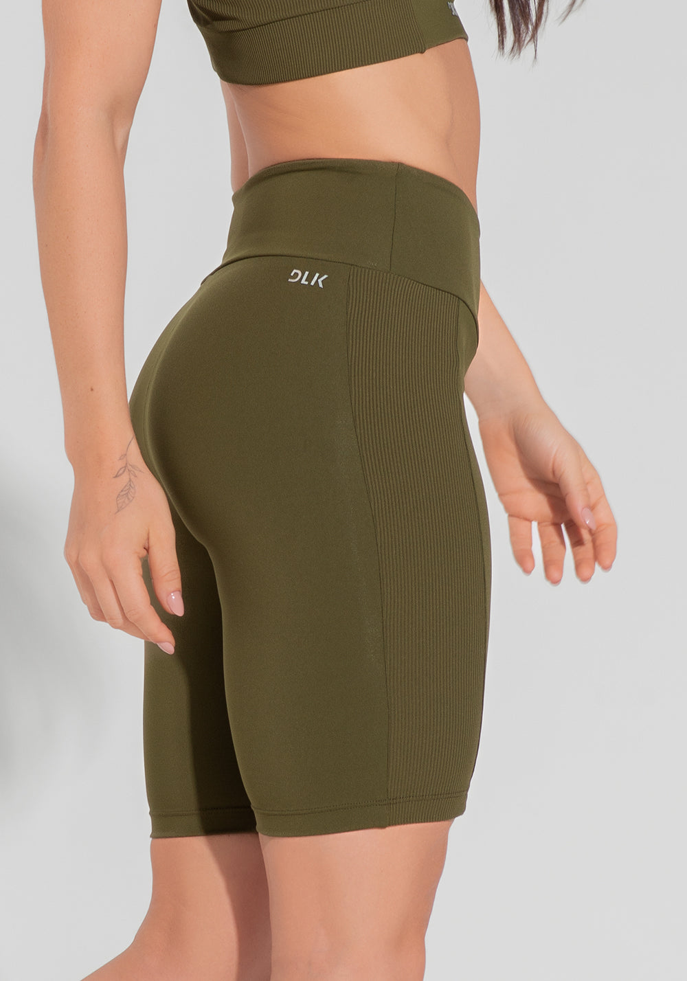Bermuda Fitness Feminina Com Detalhe Canelado Motion Lines Dlk Verde Oliva