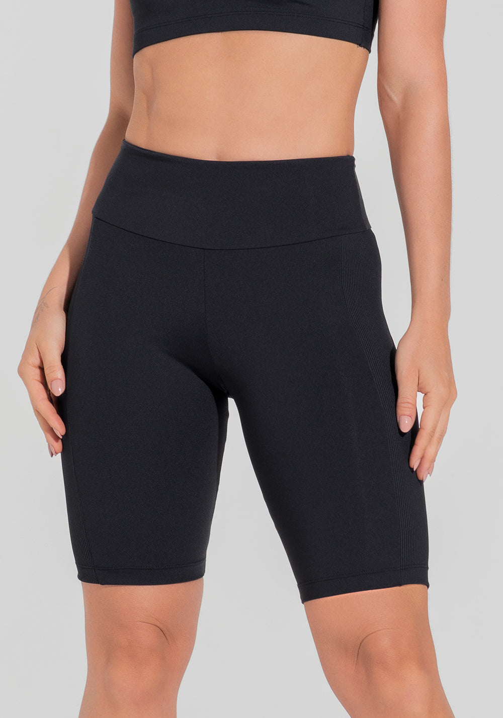 Bermuda Fitness Feminina Com Detalhe Canelado Motion Lines Dlk Preto