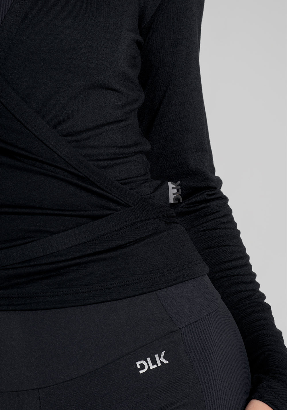 Casaco Feminino Transpassado Com Amarração Motion Lines Dlk Preto