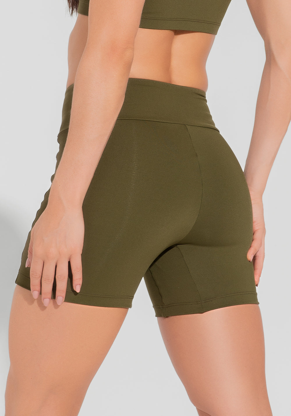 Short Fitness Feminino Com Lateral Canelada Motion Lines Dlk Verde Oliva