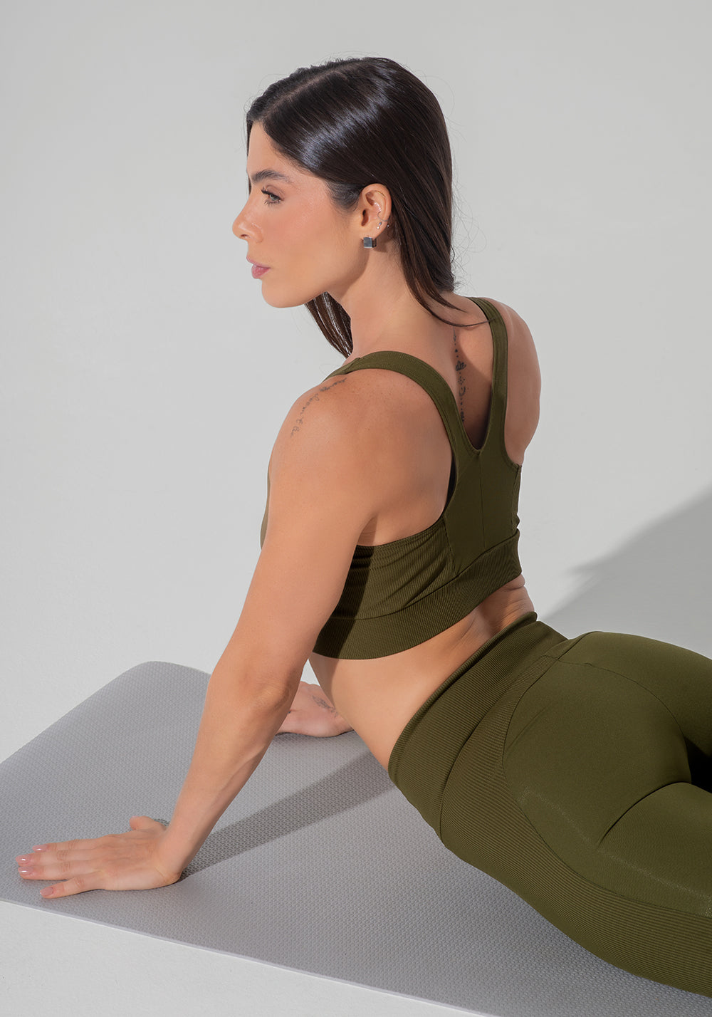 Top Fitness Feminino Nadador Anatômico Com Detalhe Canelado Motion Lines Dlk Verde Oliva