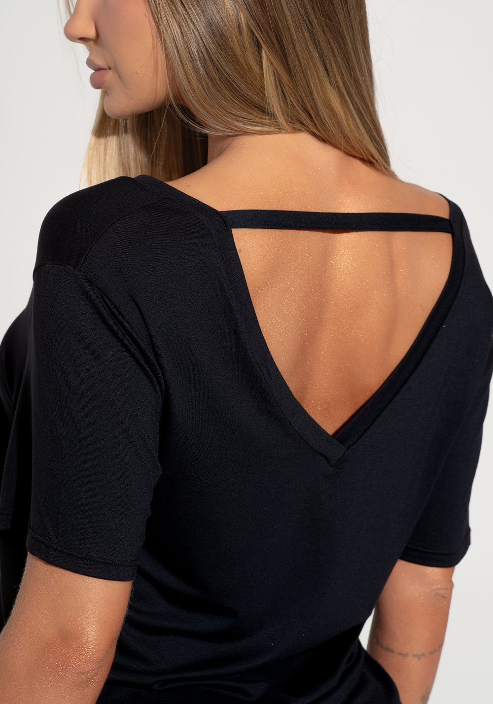 Blusa Feminina Com Decote V E Tira Nas Costas Básica Dlk Preto