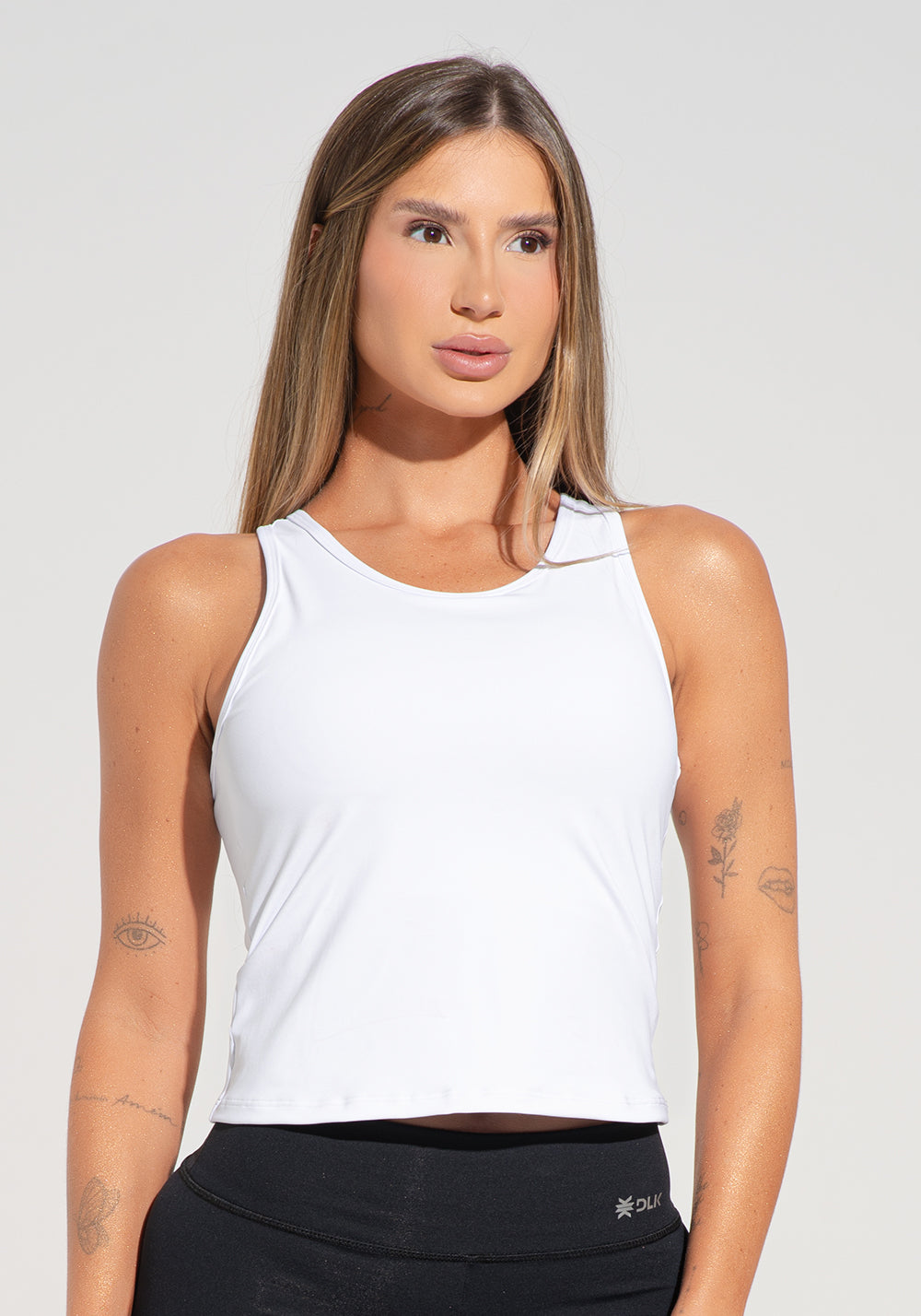 Camiseta Fitness Feminina com Alças Cruzadas Branco Básica Dlk