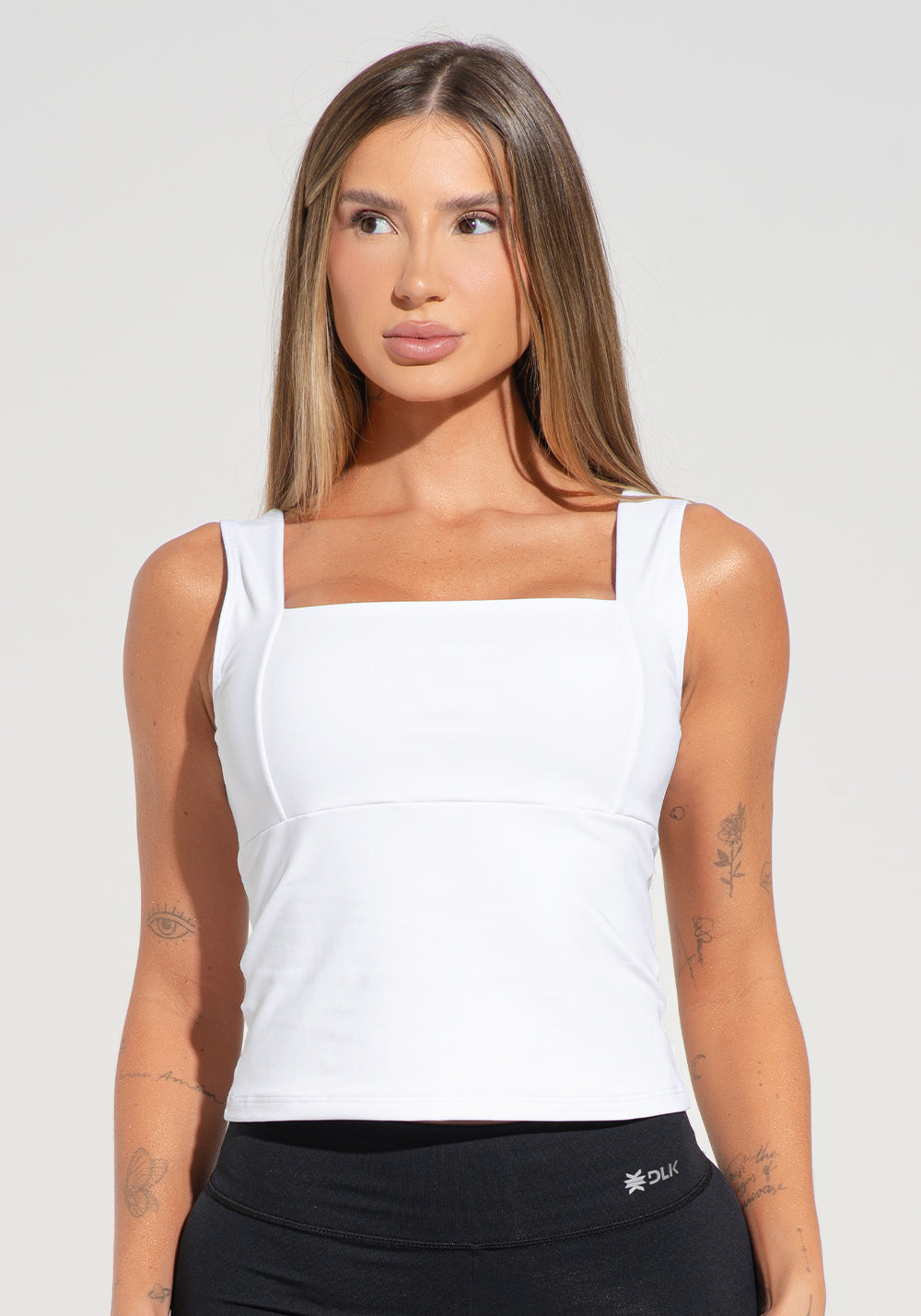 Camiseta Fitness Feminina com Decote Quadrado Branco Básica Dlk