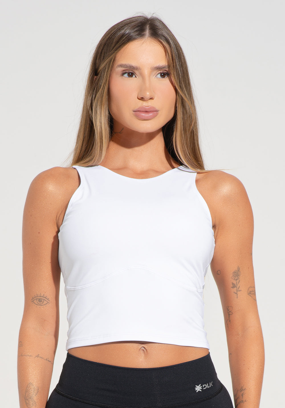 Cropped Fitness Feminino com Recorte Anatômico Branco Básico Dlk