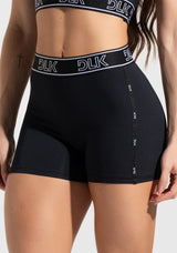 Short Fitness Feminino com Elásticos No Cós e Na Lateral Activity+ Dlk Preto e Branco