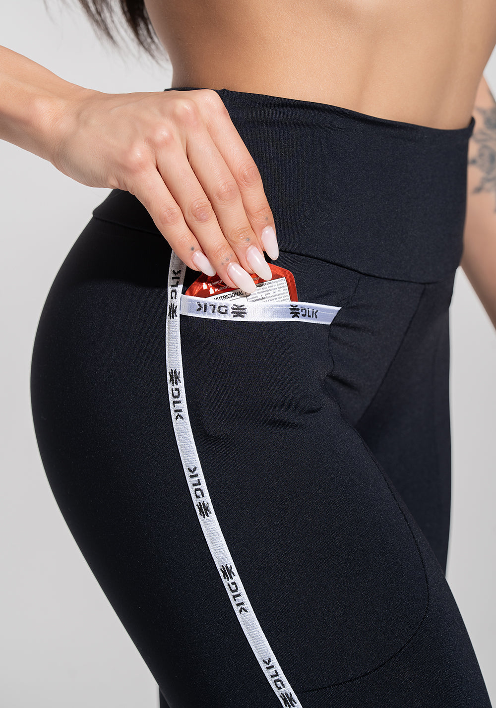 Legging Fitness Feminina com Bolsos e Elástico Athletic Dlk Preto