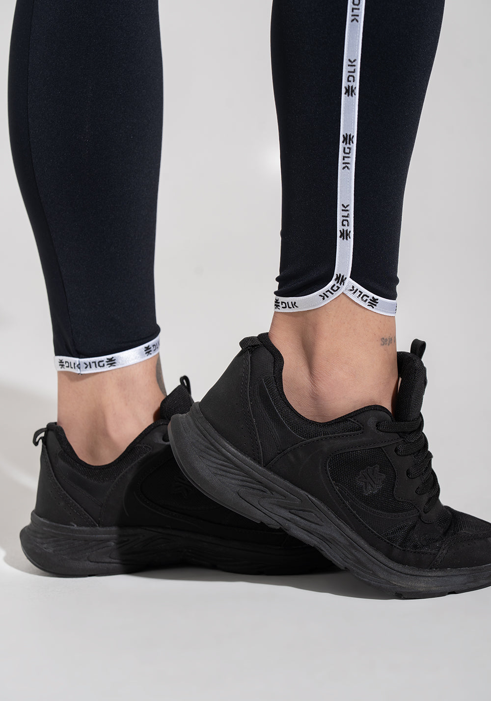 Legging Fitness Feminina com Bolsos e Elástico Athletic Dlk Preto