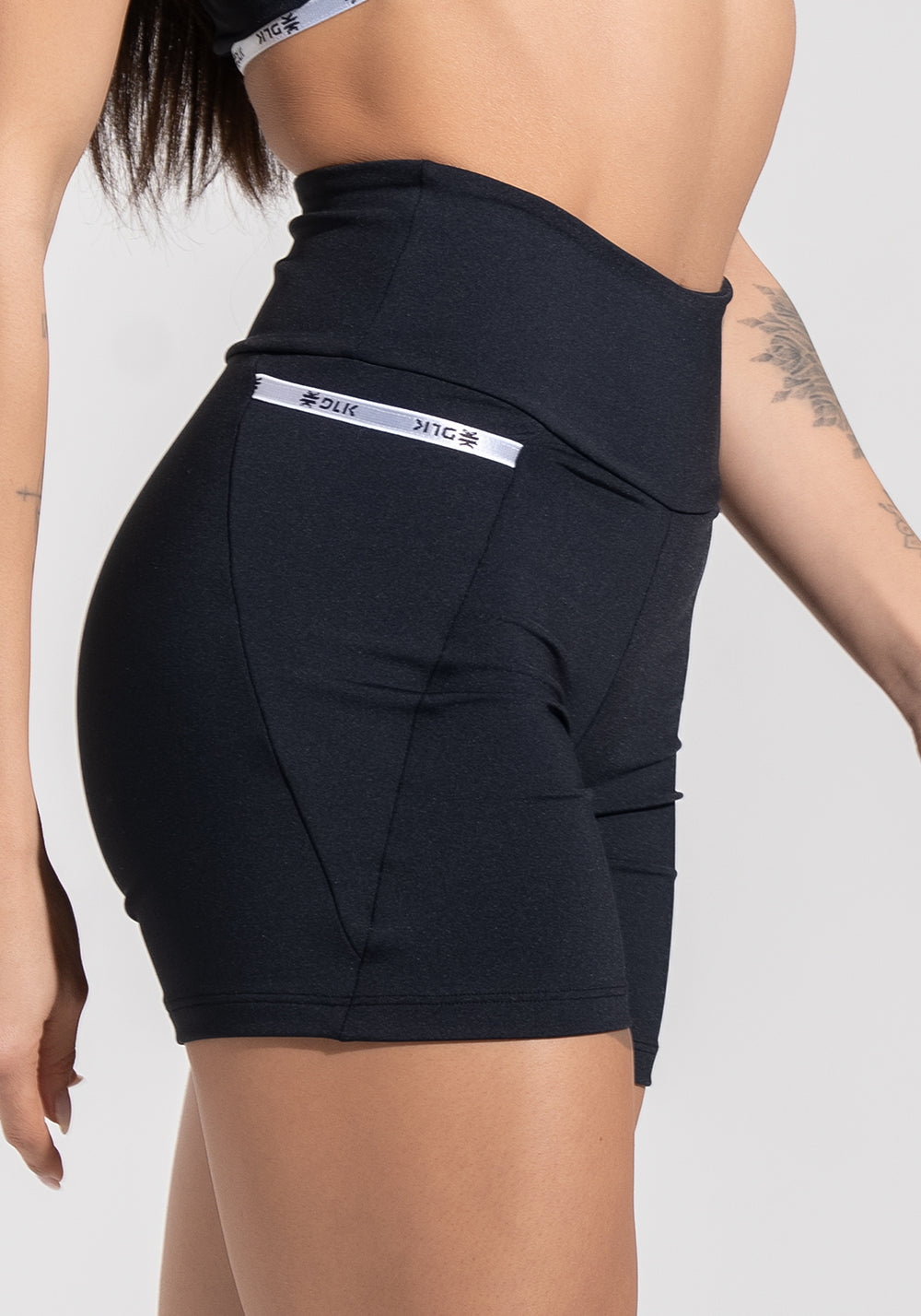 Short Fitness Feminino com Bolsos e Elástico Athletic Dlk Preto