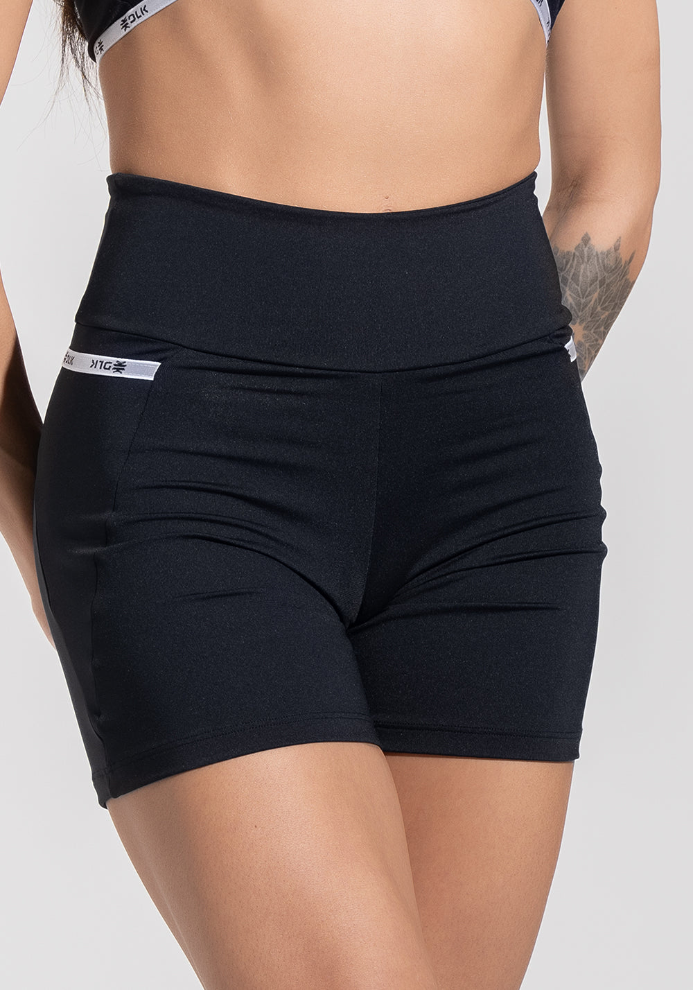 Short Fitness Feminino com Bolsos e Elástico Athletic Dlk Preto