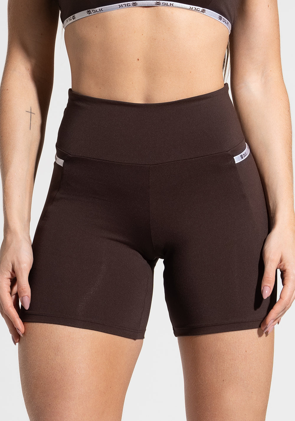 Short Fitness Feminino com Bolsos e Elástico Athletic Dlk Marrom