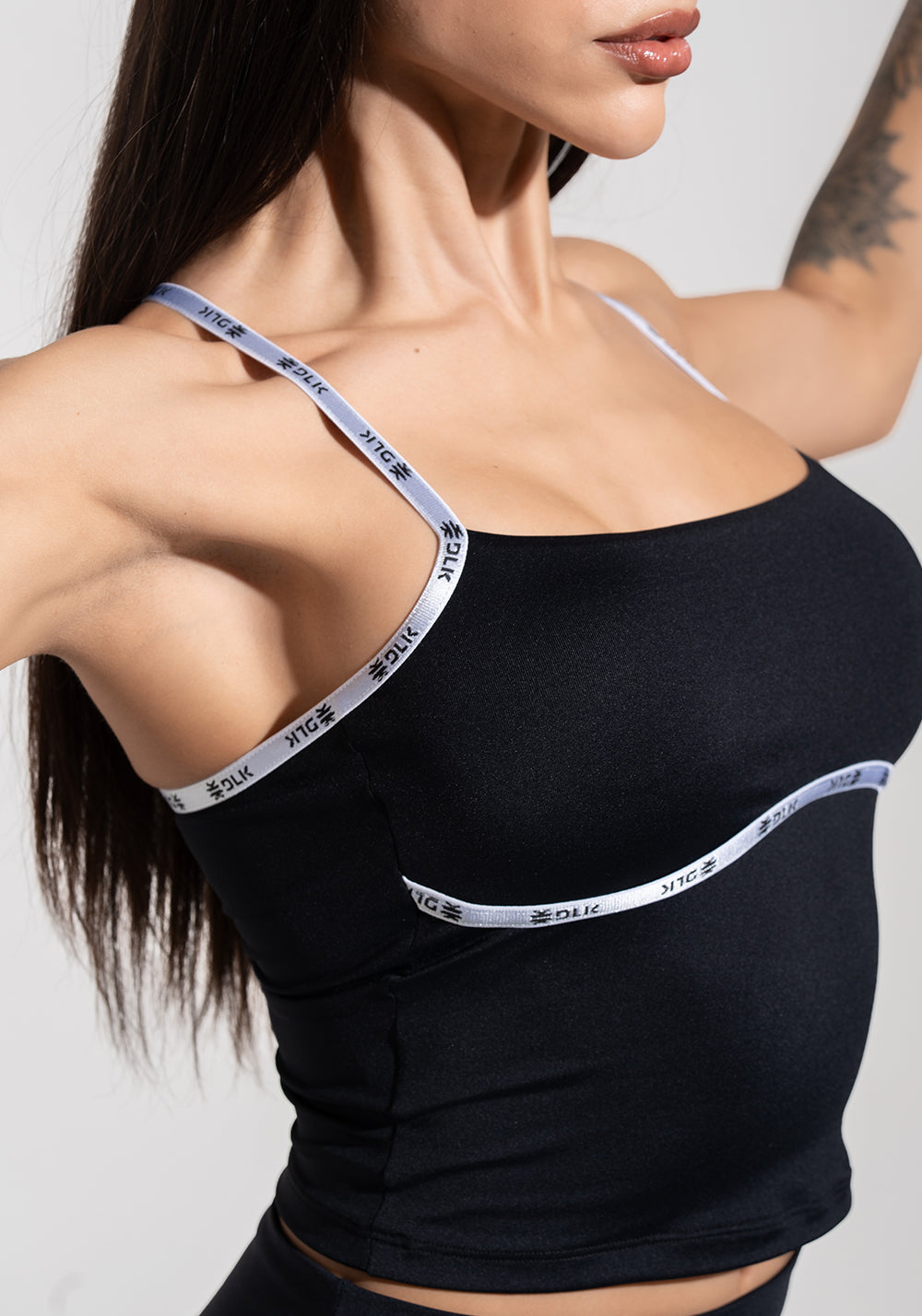 Top Alongado Fitness com Alças Cruzadas de Elástico Athletic Dlk Preto
