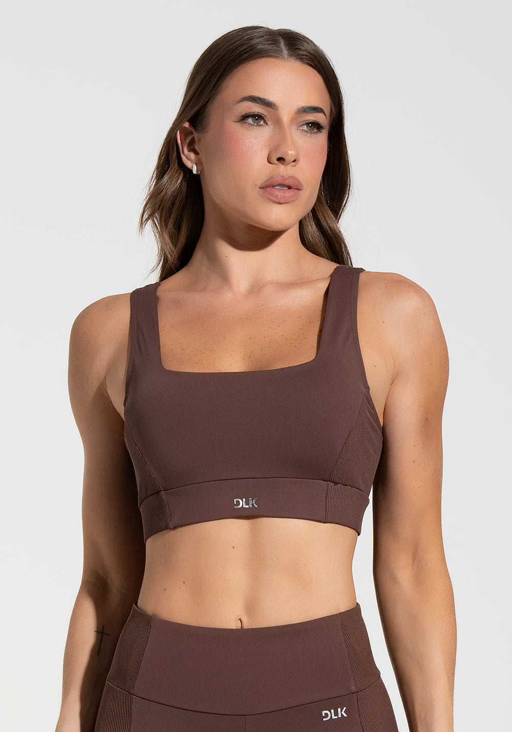 Top Fitness Feminino Nadador Anatômico com Detalhe Canelado Motion Lines Dlk Marrom