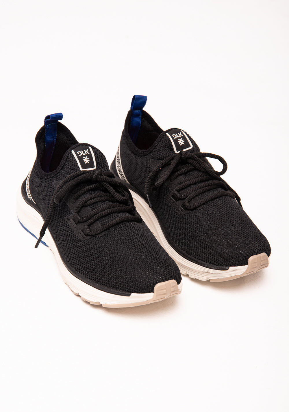 Tênis Esportivo Preto E Branco Com Dois Cadarços Dlk