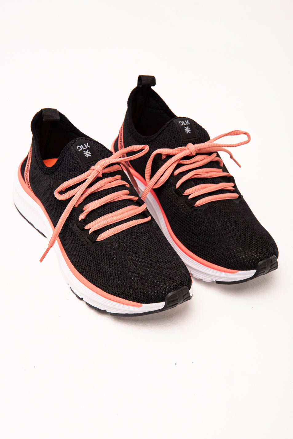 Tênis Esportivo Preto E Coral Com Dois Cadarços Dlk