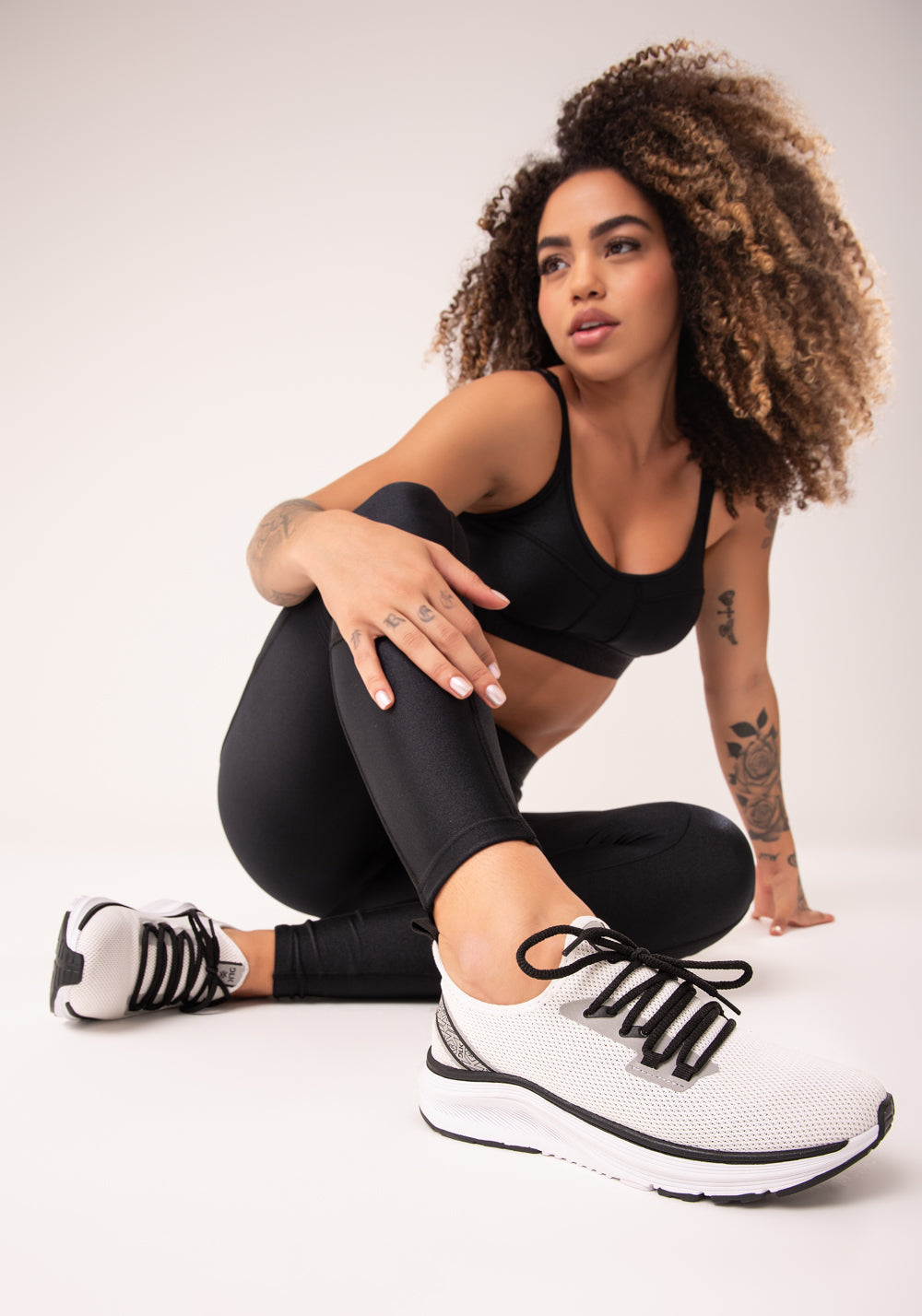 Tênis Esportivo Branco E Cinza Com Dois Cadarços Dlk