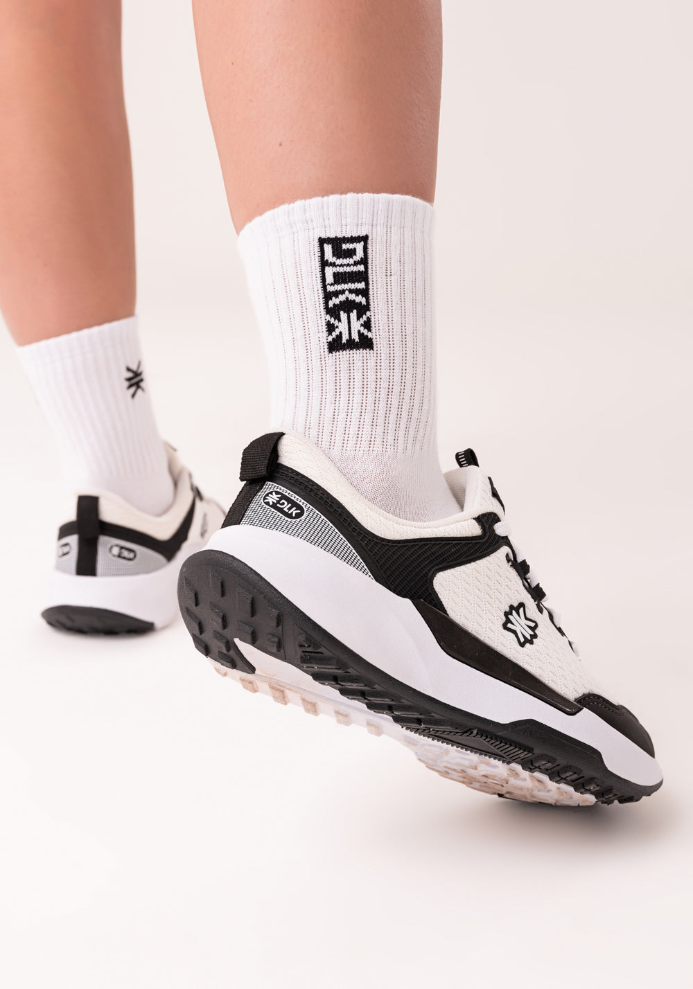 Tênis Esportivo Feminino Sola Alta Branco E Preto Dlk