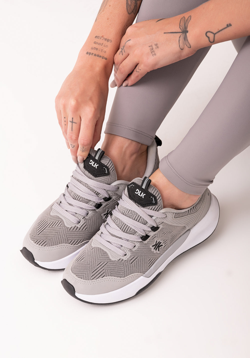 Tênis Esportivo Feminino Sola Alta Cinza E Preto Dlk