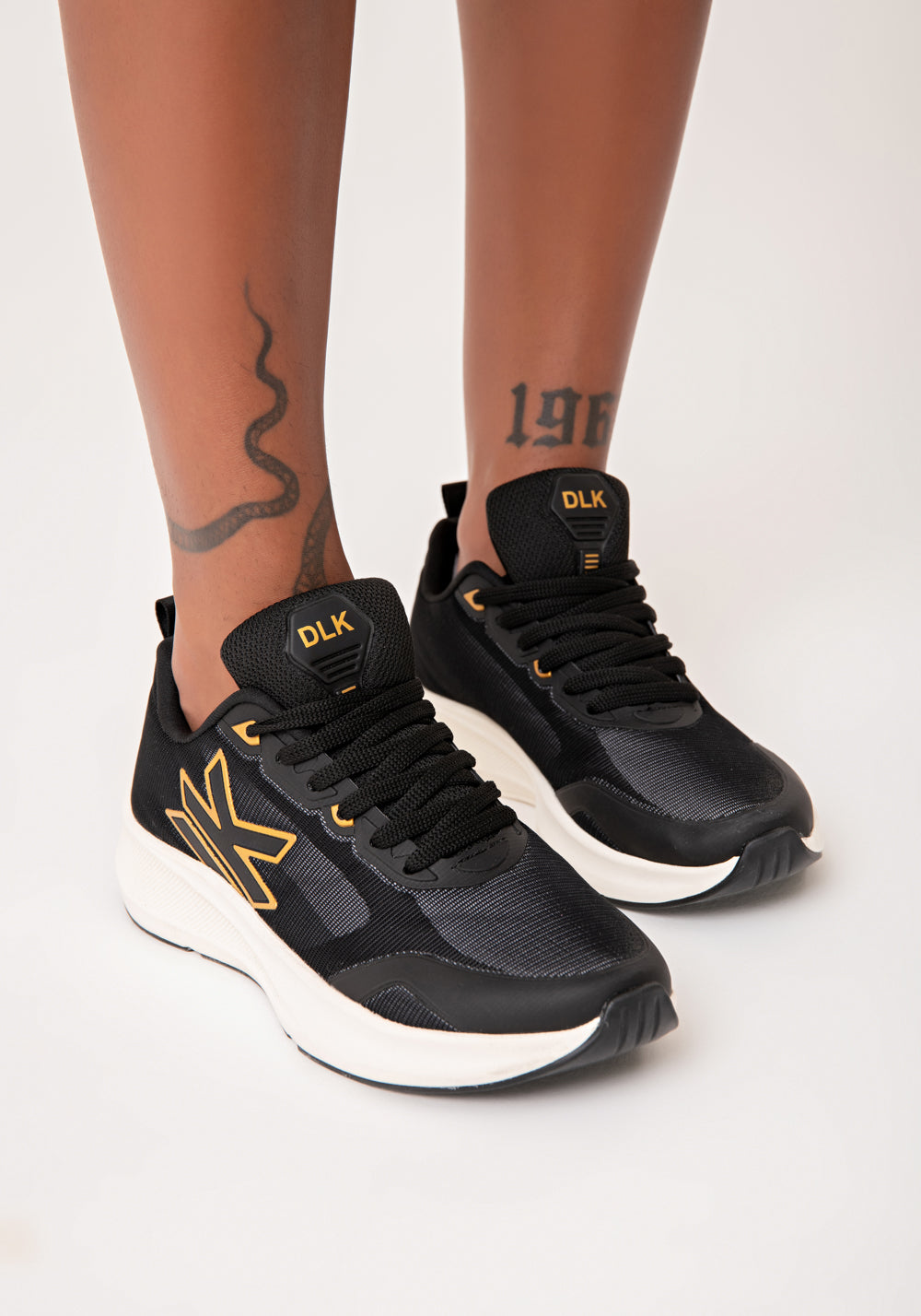 Tênis Esportivo Feminino Preto Com Dourado Dlk