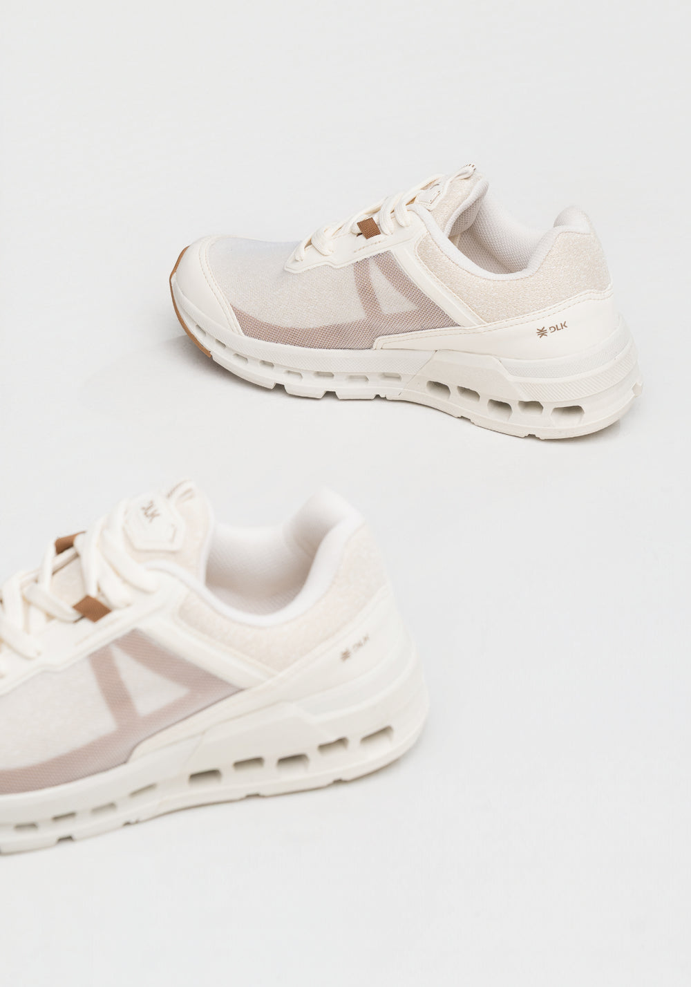 Tênis Esportivo Feminino com Detalhe No Solado Dlk Off White e Caramelo