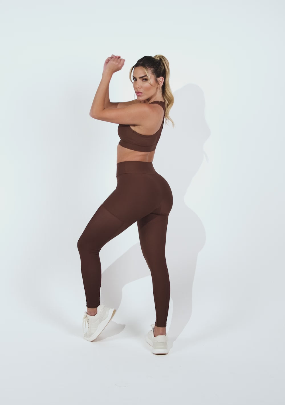 Legging Fitness Feminina Marrom Com Recorte Lateral Em Tela Intense Dlk