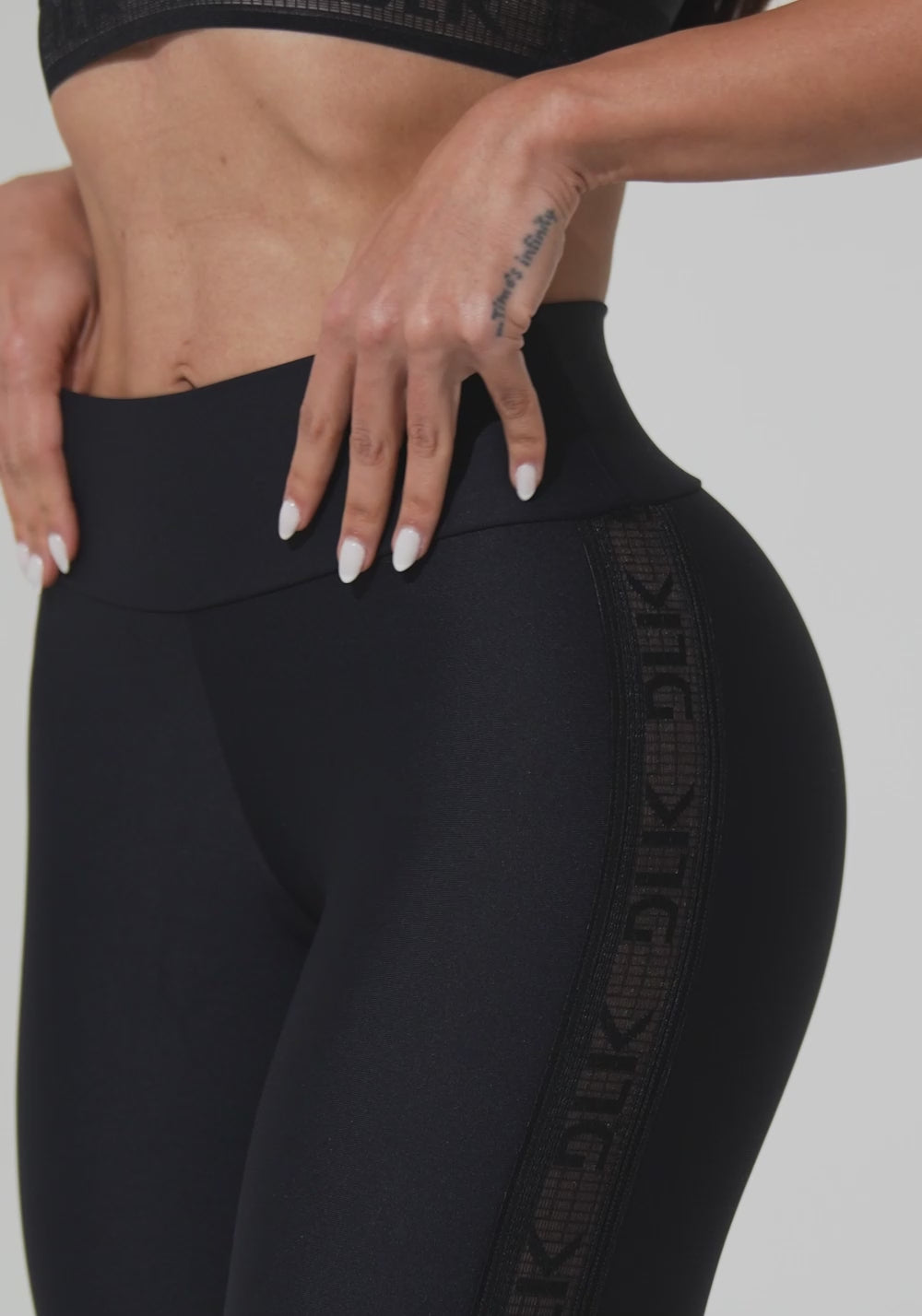 Legging Fitness Feminina Preta Elástico Vazado Lateral Action Dlk