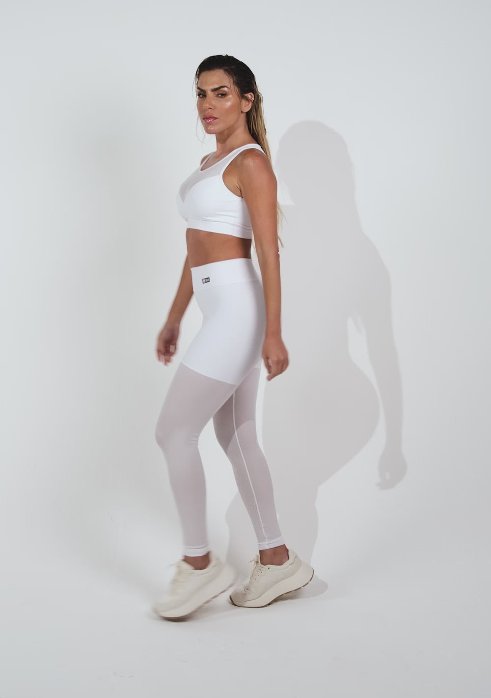 Top Fitness Feminino Branco Com Recortes Em Tela E Detalhe Vazado Intense Dlk