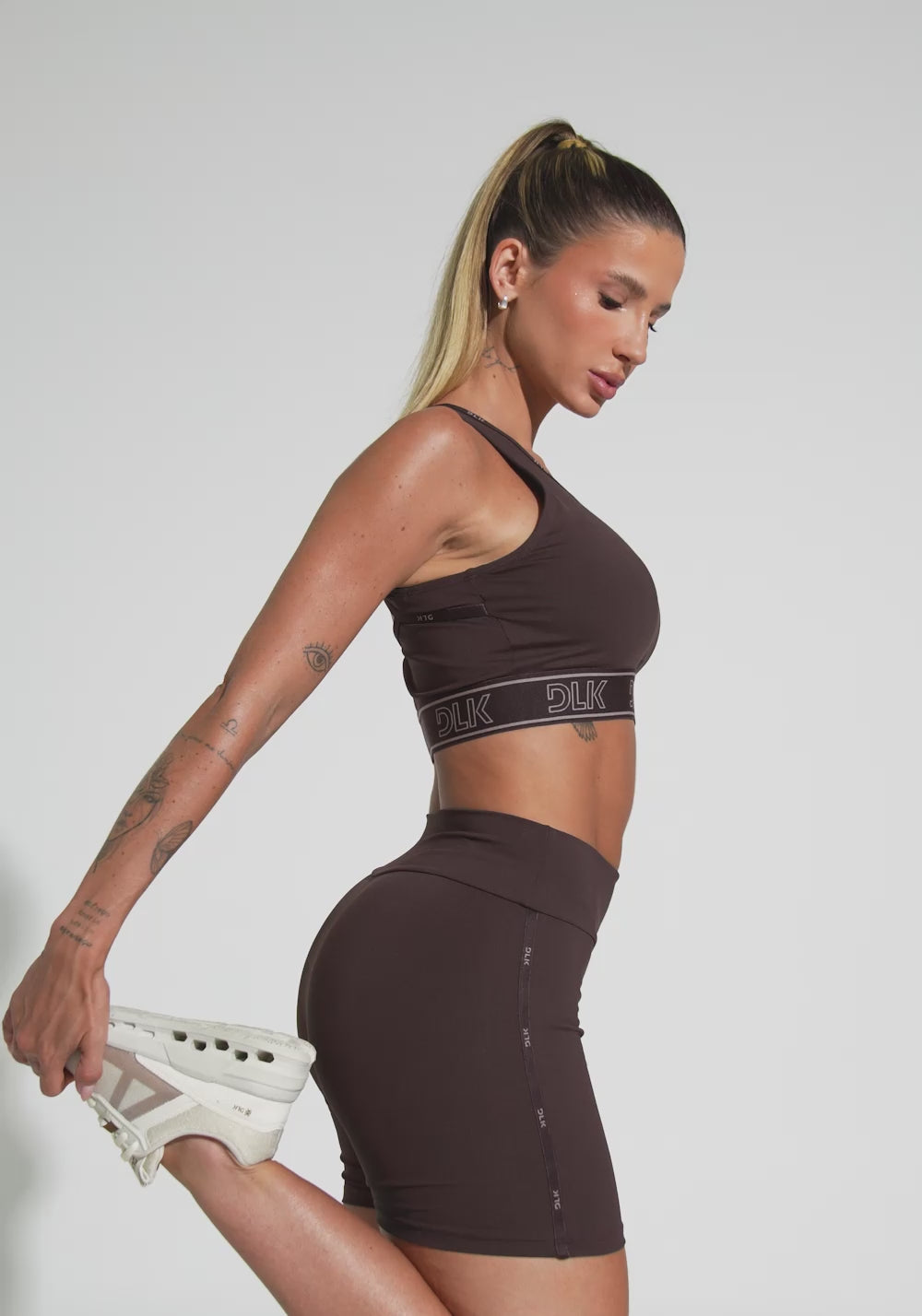 Bermuda Fitness Feminina Com Elástico Estreito Lateral Activity Dlk Marrom Café