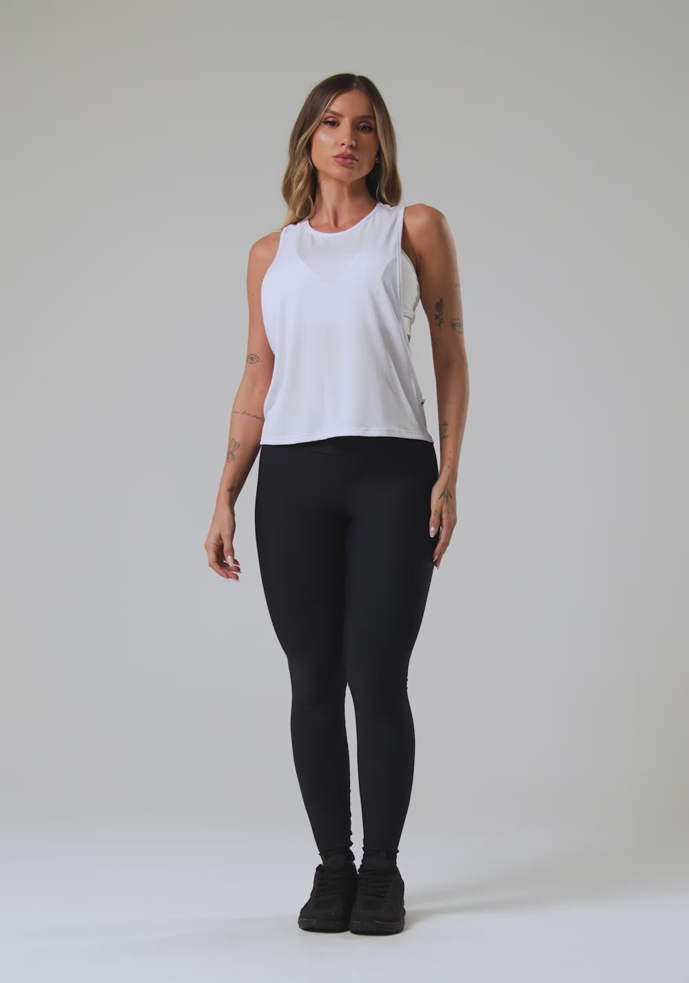 Cropped Fitness Feminino Modelo Nadador Com Maxi Cava Oasis Dlk Branco