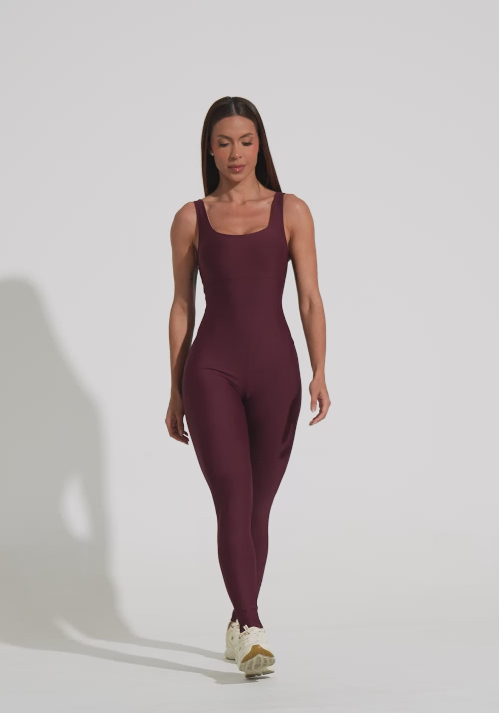 Macacão Fitness Feminino Vinho com Alças Largas e Recortes Aura Dlk