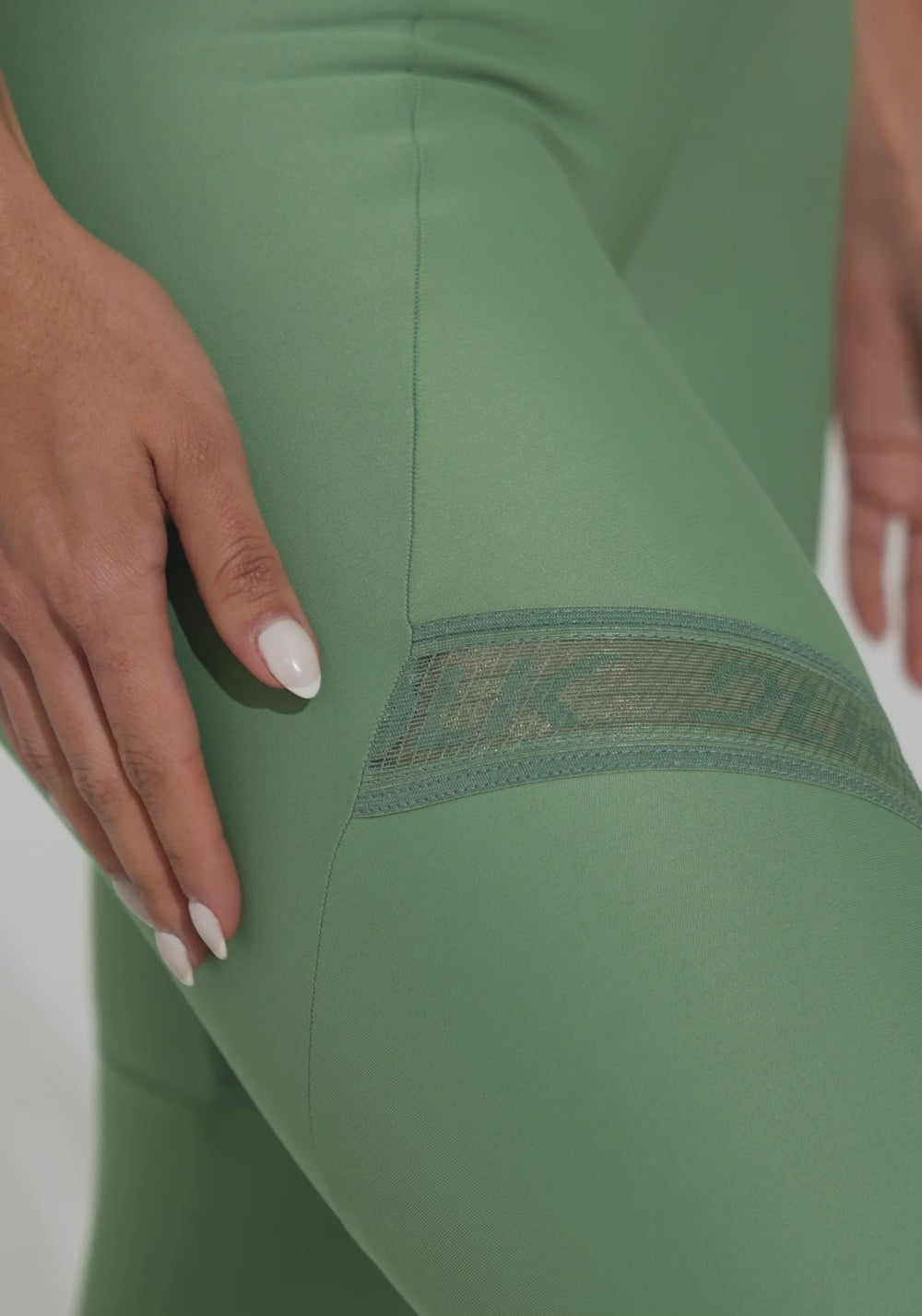 Legging Fitness Feminina Verde com Recorte e Elástico Vazado Action Dlk