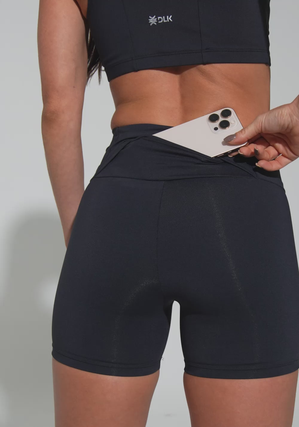 Short Fitness Feminino com Bolso No Cós Preto Básico Dlk
