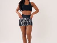 Short Fitness Feminino Estampado Frases Curves Preto E Branco Printed Dlk