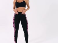 Calça Legging Wild Preta Com Detalhe Lateral De Zebra Rosa Dlk