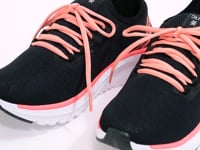 Tênis Esportivo Preto E Coral Com Dois Cadarços Dlk
