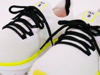 Tênis Esportivo Branco E Lima Com Dois Cadarços Dlk