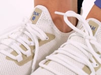 Tênis Esportivo Branco E Bege Com Dois Cadarços Dlk