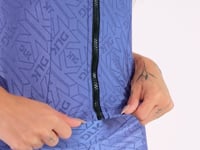 Colete Feminino Azul Logomania Com Recortes E Zíper Flow Dlk